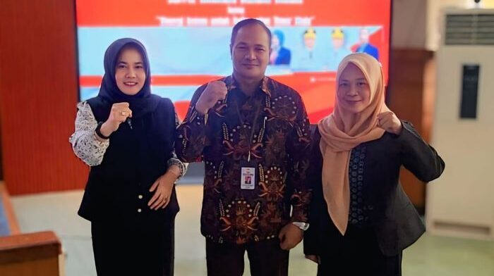 Komnasdik Kaltim yang diwakili oleh Ketua II Bidang Hukum dan Pengawasan, Syarkawi serta didampingi oleh dua sekretaris saat Coffee Morning di Ruang Pertemuan Badan Kesbangpol, Kantor Gubernur Kaltim, pada Jumat (20/6/2025). Foto: HO/Komnasdik Kaltim