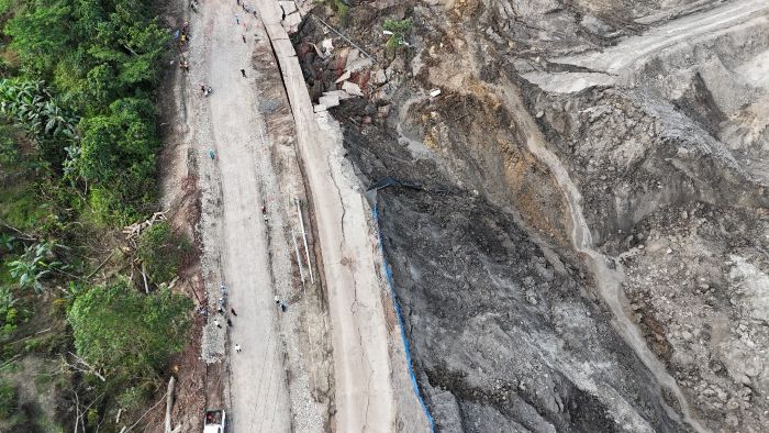 Kondisi longsor di KM 16, Kecamatan Sangasanga, Kabupaten Kutai Kartanegara, pada Kamis (12/6/2025). Foto; HO/Humas Pemprov Kaltim