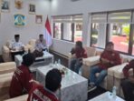 Mahasiswa Fakultas Hukum Uniba saat menemui Wakil Wali Kota Balikpapan Bagus Susetyo, di Balai Kota Balikpapan, pada hari Rabu (4/6/2025). Foto: BorneoFlash/Ardian