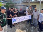 Manajemen Blue Sky Hotel Balikpapan menyerahkan secara simbolis hewan kurban kepada pengurus Masjid Raudatul Ibadah. Foto: HO/Blue Sky Hotel Balikpapan