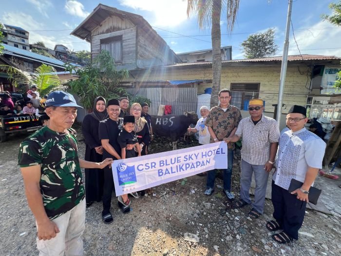 Blue Sky Hotel Balikpapan Gelar Sholat Iduladha dan Salurkan Hewan Kurban ke Warga Sekitar