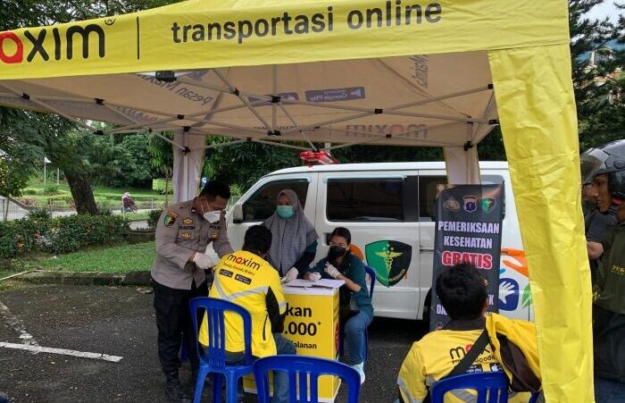 Maxim berkolaborasi dengan Polresta Balikpapan menyelenggarakan kegiatan cek kesehatan gratis. Foto: HO/Maxim