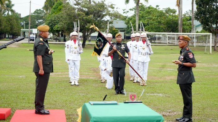 Pangdam VI/Mulawarman, Mayjen TNI Rudi Rachmat Nugraha memimpin upacara sertijab Komandan Batalyon Arhanud 7/ABC di Lapangan Yonarhanud 7/ABC, Kota Bontang, pada Jumat (20/6/2025). Foto: HO/Pendam VI/Mlw