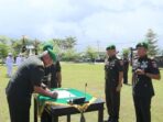 Pangdam VI/Mulawarman, Mayjen TNI Rudy Rachmat Nugraha, S.I.P., M.Sc., Pimpin sertijab komandan Korem 092/Maharajalila dari Brigjen TNI Adek Chandra Kurniawan, S.I.P., M.Han., kepada Brigjen TNI Mohammad Sjahroni, S.E., M.Han. di Lapangan Upacara Korem 092/Mrl, Jalan Katamso, Tanjung Selor, Kabupaten Bulungan, Senin (16/6/2025). Foto: HO/Pendam VI/Mulawarman
