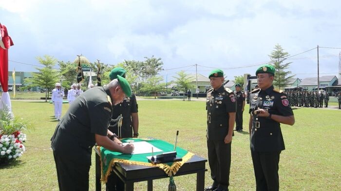 Pangdam VI/Mulawarman, Mayjen TNI Rudy Rachmat Nugraha, S.I.P., M.Sc., Pimpin sertijab komandan Korem 092/Maharajalila dari Brigjen TNI Adek Chandra Kurniawan, S.I.P., M.Han., kepada Brigjen TNI Mohammad Sjahroni, S.E., M.Han. di Lapangan Upacara Korem 092/Mrl, Jalan Katamso, Tanjung Selor, Kabupaten Bulungan, Senin (16/6/2025). Foto: HO/Pendam VI/Mulawarman