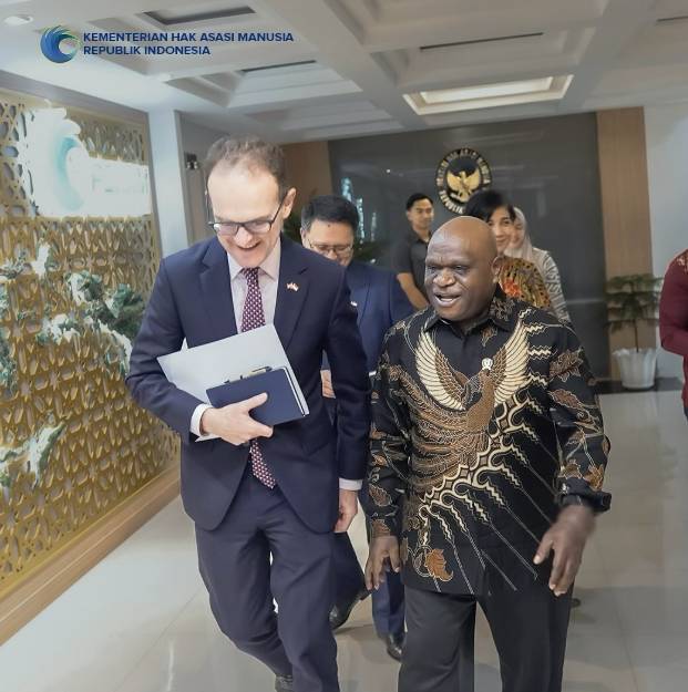 Menteri Hak Asasi Manusia Natalius Pigai bersama Duta Besar Inggris untuk Indonesia Dominic Jermey di Kantor Kementerian HAM RI. Foto: Instagram/@natalius_pigai