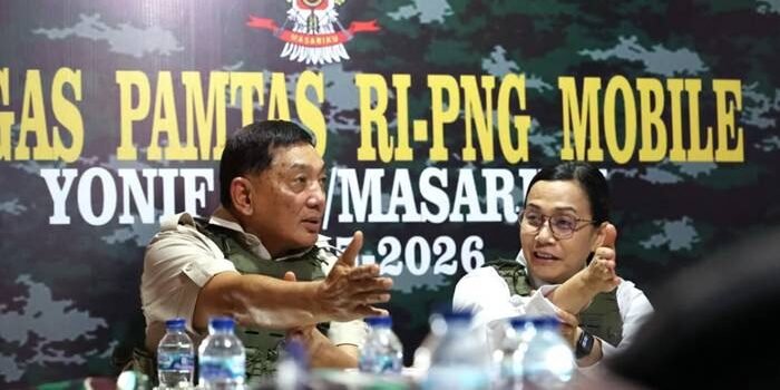 Menteri Pertahanan (Menhan) Sjafrie Sjamsoeddin dan Menteri Keuangan Sri Mulyani saat melakukan kunjungan kerja ke wilayah rawan konflik di Papua, Sabtu (7/6/2025). Foto : Instagram/@sjafrie.sjamsoeddin