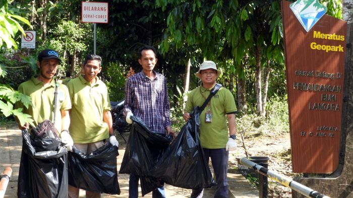 PEP Tanjung Field ikut serta dalam aksi Bersih Sampah dan Penanaman Pohon yang diinisiasi oleh BKSDA Kalimantan Selatan di kawasan Cagar Alam Gunung Kentawan, Desa Lumpangi, pada 2 Mei 2025. Foto: HO/PEP Tanjung Field