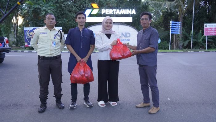 PHI di lingkungan Zona 9 Subholding Upstream Pertamina menyalurkan total 40 ekor hewan kurban yang terdiri dari 36 ekor sapi dan 4 ekor kambing ke berbagai desa, lembaga sosial, dan komunitas di sekitar wilayah operasi perusahaan di Kaltim. Foto: HO/PHI
