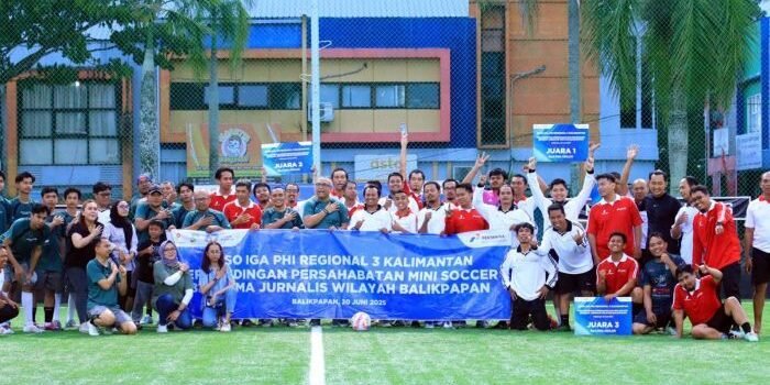 PHM menggelar turnamen mini soccer persahabatan bersama para jurnalis Kota Balikpapan di Lapangan Sepinggan Pratama, Jumat (20/6/2025). Foto: HO/PHM