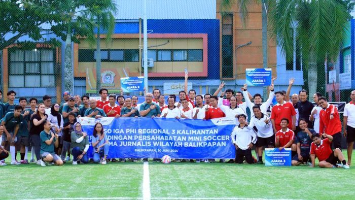 PHM menggelar turnamen mini soccer persahabatan bersama para jurnalis Kota Balikpapan di Lapangan Sepinggan Pratama, Jumat (20/6/2025). Foto: HO/PHM