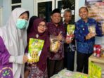 PLN UID Kaltimra melalui Program TJSL - UP3 Berau menyalurkan bantuan kepada pelaku UMKM di Desa Basuli, Kelurahan Sambaliung, Kabupaten Berau. Foto: HO/PT PLN (Persero)
