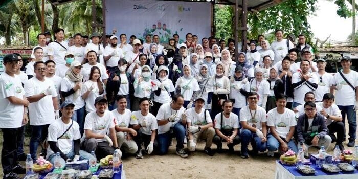 PLN UIP KLT bersama DLH Kota Balikpapan, Disporapar, Pokdarwis serta komunitas lingkungan, menggelar aksi bersih-bersih pantai, pada Kamis (12/6/2025). Foto: HO/PLN  UIP KLT