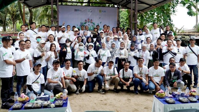 PLN UIP KLT bersama DLH Kota Balikpapan, Disporapar, Pokdarwis serta komunitas lingkungan, menggelar aksi bersih-bersih pantai, pada Kamis (12/6/2025). Foto: HO/PLN  UIP KLT