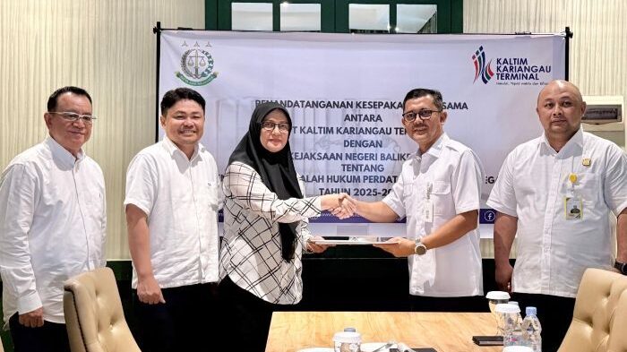 PT Kaltim Kariangau Terminal (KKT) melakukan kegiatan penandatanganan Kesepakatan Bersama (MoU) dengan Kejaksaan Negeri Balikpapan terkait dengan Penanganan Masalah Hukum Perdata dan Tata Usaha Negara untuk periode 2025-2027, pada Rabu (18/6/2025). Foto: HO/PT KKT