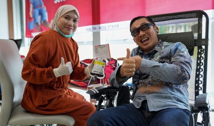 PT Kilang Pertamina Balikpapan (KPB) menyelenggarakan kegiatan Donor Darah yang dilaksanakan bekerja sama dengan Unit Donor Darah (UDD) Palang Merah Indonesia (PMI) Balikpapan di Lobby Gedung New Site Office (NSO) KPB, pada Rabu (18/6/2025). Foto: HO/PT KPB