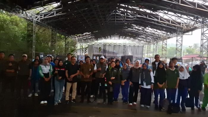 PTMB bersama Enable Project menanam 100 bibit mangrove di Ruang Terbuka Hijau Kawasan Pantai Batu Butok, pada Kamis (19/6/2025). Foto: BorneoFlash/Niken Sulastri