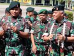 Pangdam VI/Mlw Mayjen TNI Rudi Rachmat Nugraha,S.I.P.,M.Sc. memberikan motivasi kepada prajurit dan ibu-ibu Persit Yonif 613/Raja Alam, Selasa (17/06/2025). Foto: HO/Pendam VI/Mlw