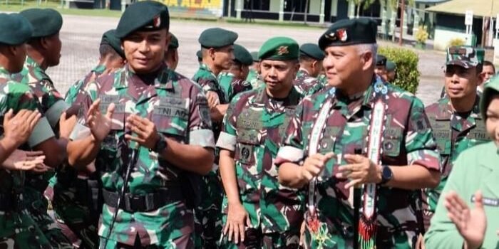 Pangdam VI/Mlw Mayjen TNI Rudi Rachmat Nugraha,S.I.P.,M.Sc. memberikan motivasi kepada prajurit dan ibu-ibu Persit Yonif 613/Raja Alam, Selasa (17/06/2025). Foto: HO/Pendam VI/Mlw