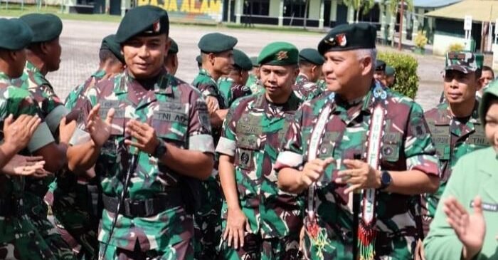 Pangdam VI/Mlw Mayjen TNI Rudi Rachmat Nugraha,S.I.P.,M.Sc. memberikan motivasi kepada prajurit dan ibu-ibu Persit Yonif 613/Raja Alam, Selasa (17/06/2025). Foto: HO/Pendam VI/Mlw
