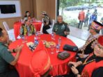 Pangdam VI/Mulawarman Mayjen TNI Rudy Rachmat Nugraha, S.I.P., M.Sc., bersilaturahmi dengan para tokoh adat Dayak dari berbagai wilayah Kalimantan, di Lapangan Sky Box Makodam VI/Mlw, pada Selasa (24/06/2025). Foto: HO/Pendam VI/Mlw
