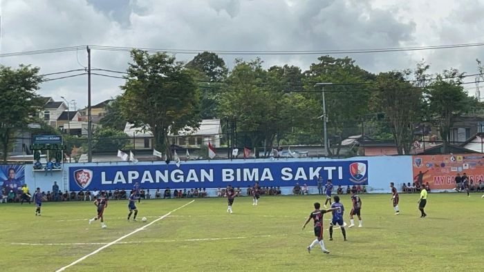 Partai final Danlanud Cup XXVI Tahun 2025 yang mempertemukan Tim Bilqis Keysa FC dan Tim RRB Palaran, di Lapangan Bima Sakti, Lanud Dhomber Balikpapan, pada Minggu (29/6/2025). Foto: BorneoFlash/Niken Sulastri