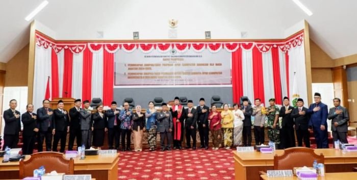 Rapat Paripurna yang mengagendakan pengucapan sumpah janji pimpinan DPRD serta Pergantian Antar Waktu (PAW) anggota DPRD Mahulu, Selasa (24/12/2024). Foto: BorneoFlash/IST