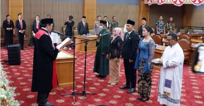 Pelantikan Devung Paran sebagai Ketua Definitif DPRD Kabupaten Mahulu masa jabatan 2024-2029. Foto: BorneoFlash/IST