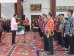 Bupati Kutai Barat, Fredrick Edwin, resmi melantik tiga organisasi daerah yakni Dekranasda, TP Posyandu, dan Tim Pokja Bunda PAUD di Ruang Aji Tullur Jejangkat (ATJ), Kamis (12/06/2025). Foto: BorneoFlash/Lilis Suryani