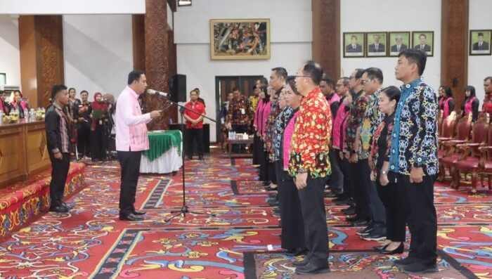Bupati Kutai Barat, Fredrick Edwin, resmi melantik tiga organisasi daerah yakni Dekranasda, TP Posyandu, dan Tim Pokja Bunda PAUD di Ruang Aji Tullur Jejangkat (ATJ), Kamis (12/06/2025). Foto: BorneoFlash/Lilis Suryani