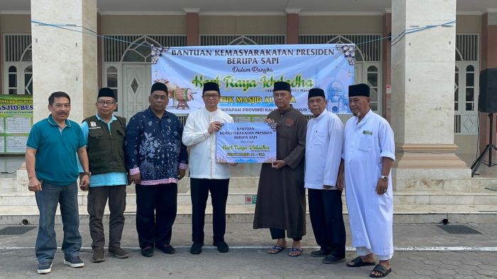 Pemkot Balikpapan menyerahkan bantuan kemasyarakatan berupa seekor sapi kurban dari Presiden Republik Indonesia kepada pengurus Masjid Al-Ula, Kecamatan Balikpapan Barat, pada Jumat (6/6/2025). Foto: BorneoFlash/Ardian