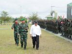 Pangdam VI/Mulawarman Mayjen TNI Rudy Rahmat Nugraha, S.I.P., M.Sc. Bersama Kepala Otorita IKN Basuki Hadimuljono Mengecek Pasukan Pendidikan dan Latihan Bela Negara bagi 576 Calon Pegawai Negeri Sipil (CPNS) Otorita Ibu Kota Nusantara (IKN) di Puslatpur Kodam VI/Mulawarman, pada Selasa (10/06/2025). Foto: HO/Pendam VI/Mlw