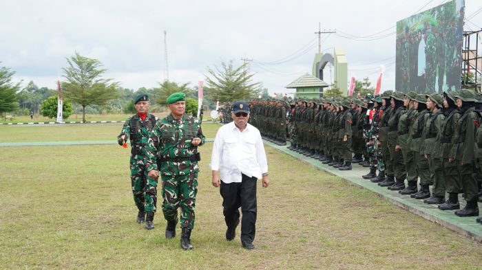 Pangdam VI/Mulawarman Mayjen TNI Rudy Rahmat Nugraha, S.I.P., M.Sc. Bersama Kepala Otorita IKN Basuki Hadimuljono Mengecek Pasukan Pendidikan dan Latihan Bela Negara bagi 576 Calon Pegawai Negeri Sipil (CPNS) Otorita Ibu Kota Nusantara (IKN) di Puslatpur Kodam VI/Mulawarman, pada Selasa (10/06/2025). Foto: HO/Pendam VI/Mlw