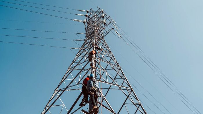 Pengecekan tower transmisi oleh PLN untuk menjaga keandalan listrik di Desa Tengatiba, Nusa Tenggara Timur. Foto: HO/PT PLN (Persero)
