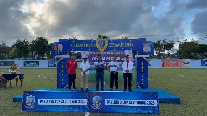 Penutupan Turnamen Sepakbola Danlanud Cup XXVI Tahun 2025 oleh Danlanud Dhomber Kolonel Pnb Fata Patria, di Lapangan Bima Sakti, Lanud Dhomber Balikpapan, pada Minggu (29/6/2025). Foto: BorneoFlash/Niken Sulastri