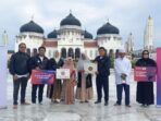 Director & Chief People Officer XLSMART, Jeremiah Ratadhi, (kedua dari kiri) saat Penyerahan Wakaf Al-Quran yang dilaksanakan di halaman Masjid Raya Baiturrahman, Jl. Moh. Jam No.1, Kp. Baru, Kec. Baiturrahman, Kota Banda Aceh, Aceh. Jum’at (20/6). Foto: HO/ Foto: HO/XLSMART