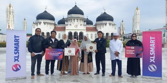 Director & Chief People Officer XLSMART, Jeremiah Ratadhi, (kedua dari kiri) saat Penyerahan Wakaf Al-Quran yang dilaksanakan di halaman Masjid Raya Baiturrahman, Jl. Moh. Jam No.1, Kp. Baru, Kec. Baiturrahman, Kota Banda Aceh, Aceh. Jum’at (20/6). Foto: 