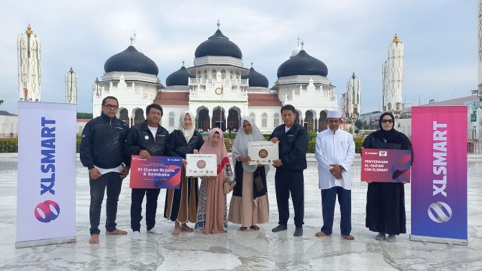 Director & Chief People Officer XLSMART, Jeremiah Ratadhi, (kedua dari kiri) saat Penyerahan Wakaf Al-Quran yang dilaksanakan di halaman Masjid Raya Baiturrahman, Jl. Moh. Jam No.1, Kp. Baru, Kec. Baiturrahman, Kota Banda Aceh, Aceh. Jum’at (20/6). Foto: HO/ Foto: HO/XLSMART