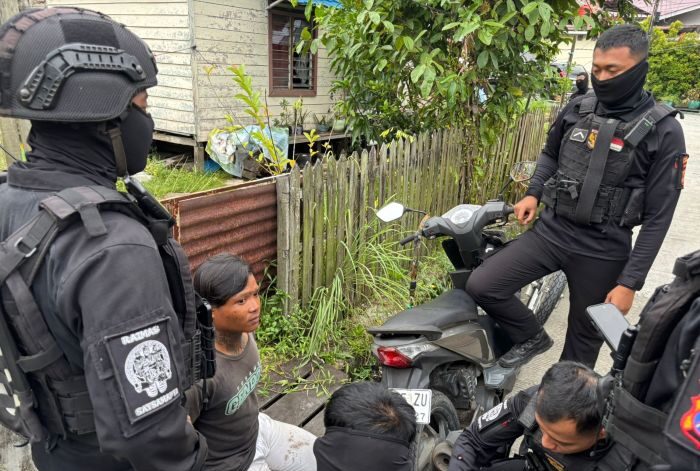 Personel Unit Patroli Motor Sat Samapta Polresta Balikpapan berhasil mengamankan seorang pemuda yang kedapatan membawa satu paket narkotika jenis sabu, Senin (2/6/2025) sekitar pukul 16.30 WITA. Foto: HO/Polresta Balikpapan