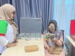 Peserta saat pemeriksaan mata gratis Dalam rangka memperingati Hari Kesatuan Gerak (HKG) PKK Nasional ke-53 tahun 2025, pada Sabtu (14/6/2025). Foto: BorneoFlash/Nur Ainunnisa