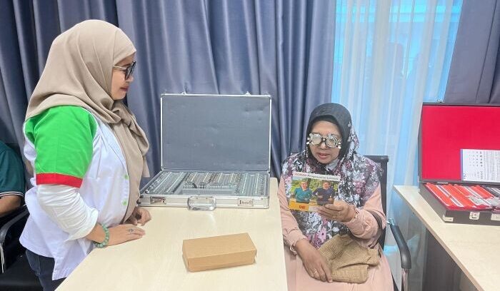 Peserta saat pemeriksaan mata gratis Dalam rangka memperingati Hari Kesatuan Gerak (HKG) PKK Nasional ke-53 tahun 2025, pada Sabtu (14/6/2025). Foto: BorneoFlash/Nur Ainunnisa