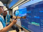 Petugas PLN saat melakukan monitoring pasokan listrik secara berlapis dan real time melalui Distribution Control Center (DCC) Mobile. Foto: HO/PT PLN (Persero)