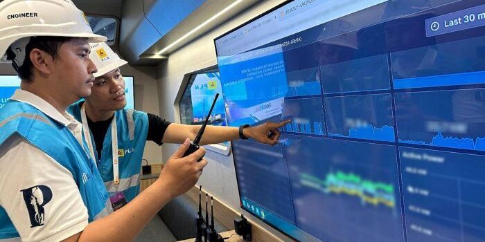 Petugas PLN saat melakukan monitoring pasokan listrik secara berlapis dan real time melalui Distribution Control Center (DCC) Mobile. Foto: HO/PT PLN (Persero)