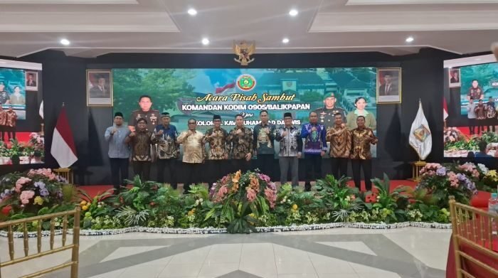 Pisah sambut Dandim 0905/Balikpapan dari Kolonel Kav Muhammad Darwis kepada Letkol Inf Denny Salurerung yang berlangsung khidmat di Auditorium Balai Kota Balikpapan, Pada Kamis (26/6/2025). Foto: BorneoFlash/Niken Sulastri