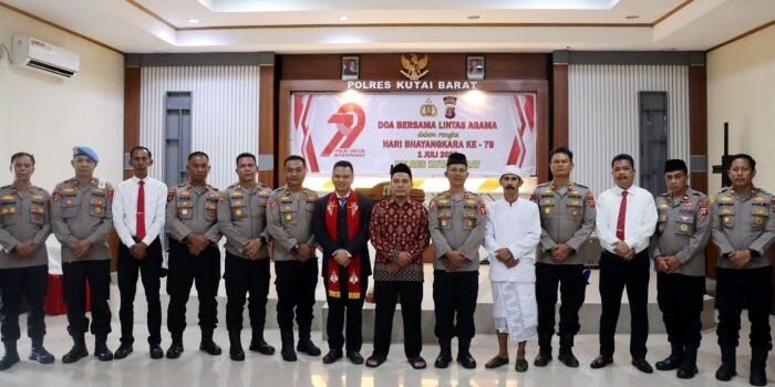 Polres Kutai Barat menggelar Doa Bersama Lintas Agama dalam rangka memperingati Hari Bhayangkara ke-79 di Aula Catur Prasetya, Selasa pagi (24/6/2025). Foto: HO/Humas Polres Kubar