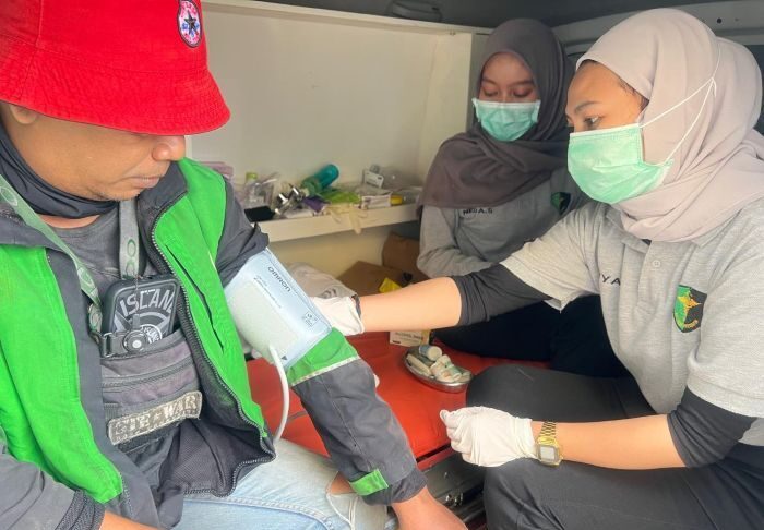 Polresta Balikpapan melalui Seksi Kedokteran dan Kesehatan (Sidokkes) menggelar kegiatan pemeriksaan kesehatan gratis bagi para pengemudi ojek online dalam rangka memperingati Hari Bhayangkara ke-79 Tahun 2025. Foto: HO/Humas Polresta Balikpapan