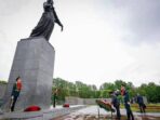 Presiden Republik Indonesia Prabowo Subianto melakukan upacara penghormatan dan peletakan karangan bunga di Piskarovskoye Memorial Cemetery, St. Petersburg, pada Kamis, 19 Juni 2025. Foto: setkab.go.id/BPMI Setpres