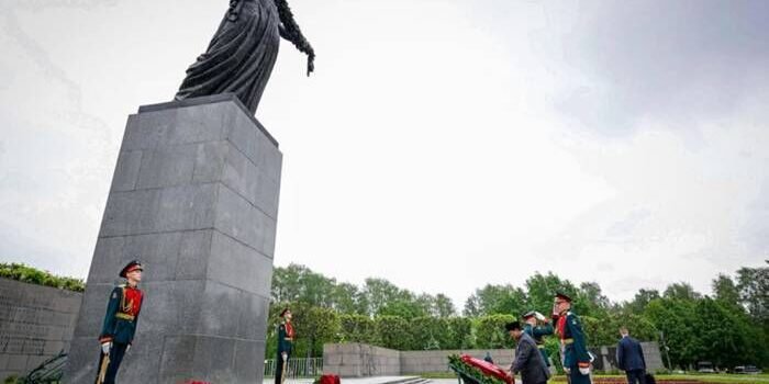 Presiden Republik Indonesia Prabowo Subianto melakukan upacara penghormatan dan peletakan karangan bunga di Piskarovskoye Memorial Cemetery, St. Petersburg, pada Kamis, 19 Juni 2025. Foto: setkab.go.id/BPMI Setpres