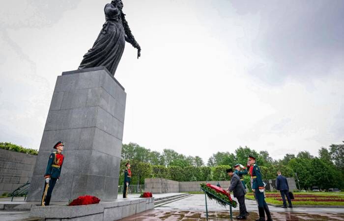 Presiden Republik Indonesia Prabowo Subianto melakukan upacara penghormatan dan peletakan karangan bunga di Piskarovskoye Memorial Cemetery, St. Petersburg, pada Kamis, 19 Juni 2025. Foto: setkab.go.id/BPMI Setpres