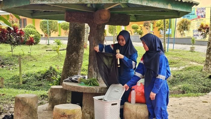 Praktik pembuatan kompos metode Takakura. Foto: HO/PEP Bunyu Field